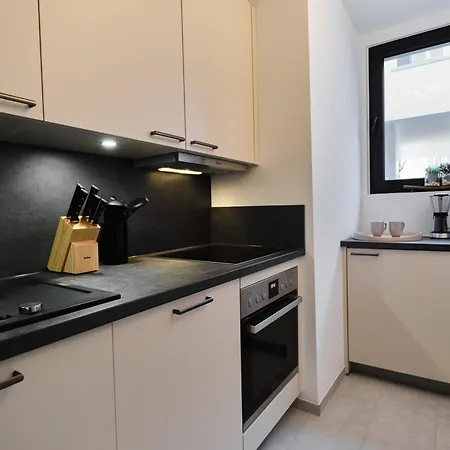 Stadtversteck - Zentral - 5min Zur Bali Therme Und Gop - Boxspringbett Apartment *